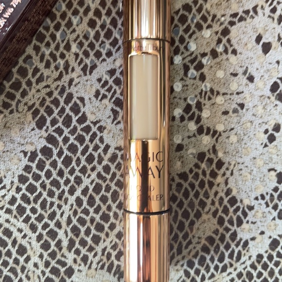 Charlotte Tilbury Magic Away Concealer - Picture 10 of 16